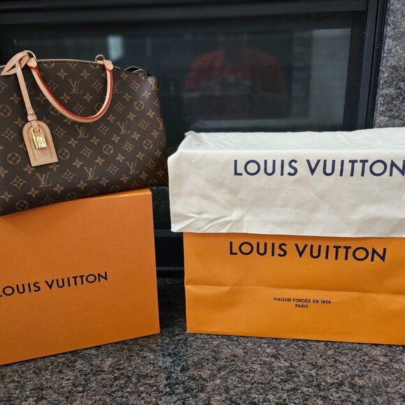 Louis Vuitton Grand Palais - Picture 3 of 3